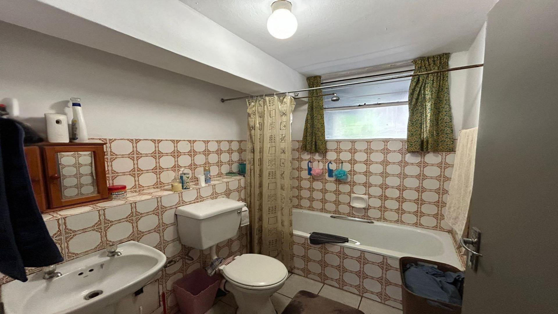 Bathroom 1 of property in Valhalla