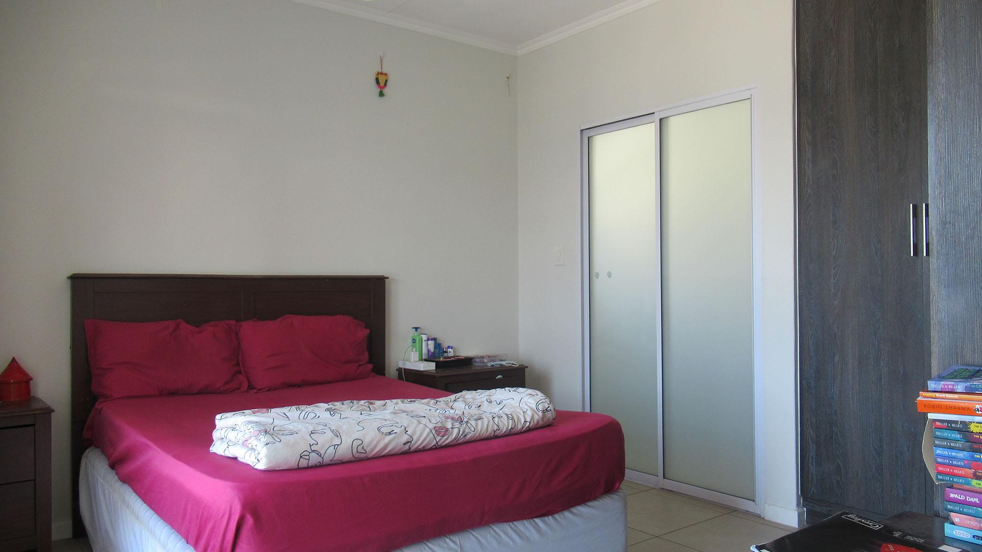 Main Bedroom - 15 square meters of property in Bryanston