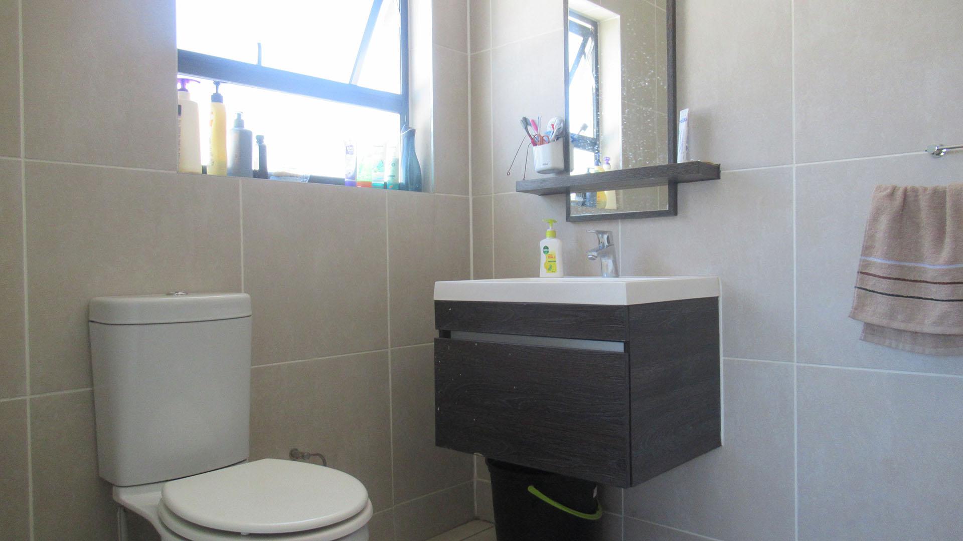 Main Bathroom - 5 square meters of property in Bryanston