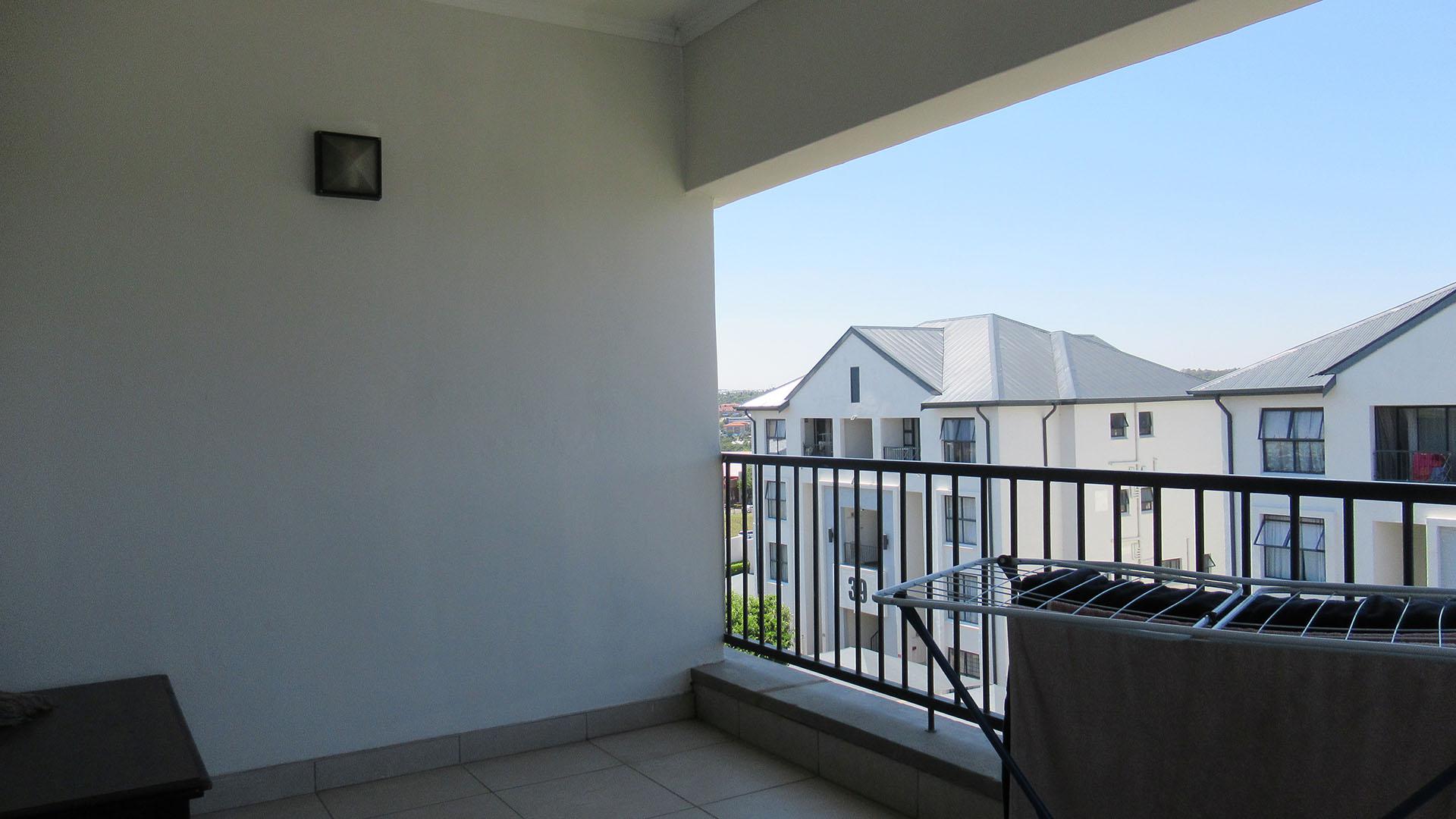 Balcony - 10 square meters of property in Bryanston