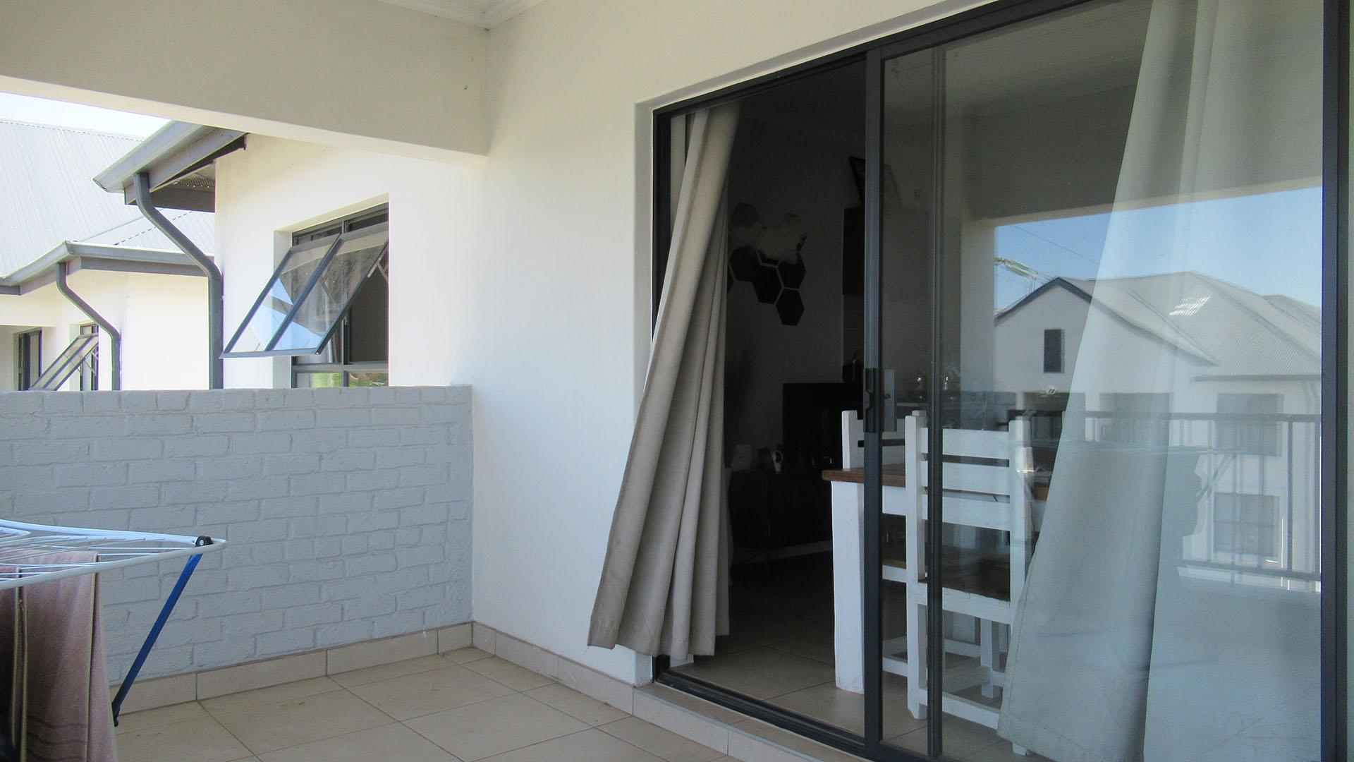 Balcony - 10 square meters of property in Bryanston