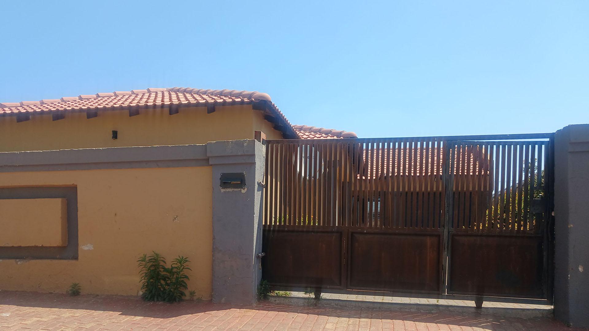 Front View of property in Protea Glen