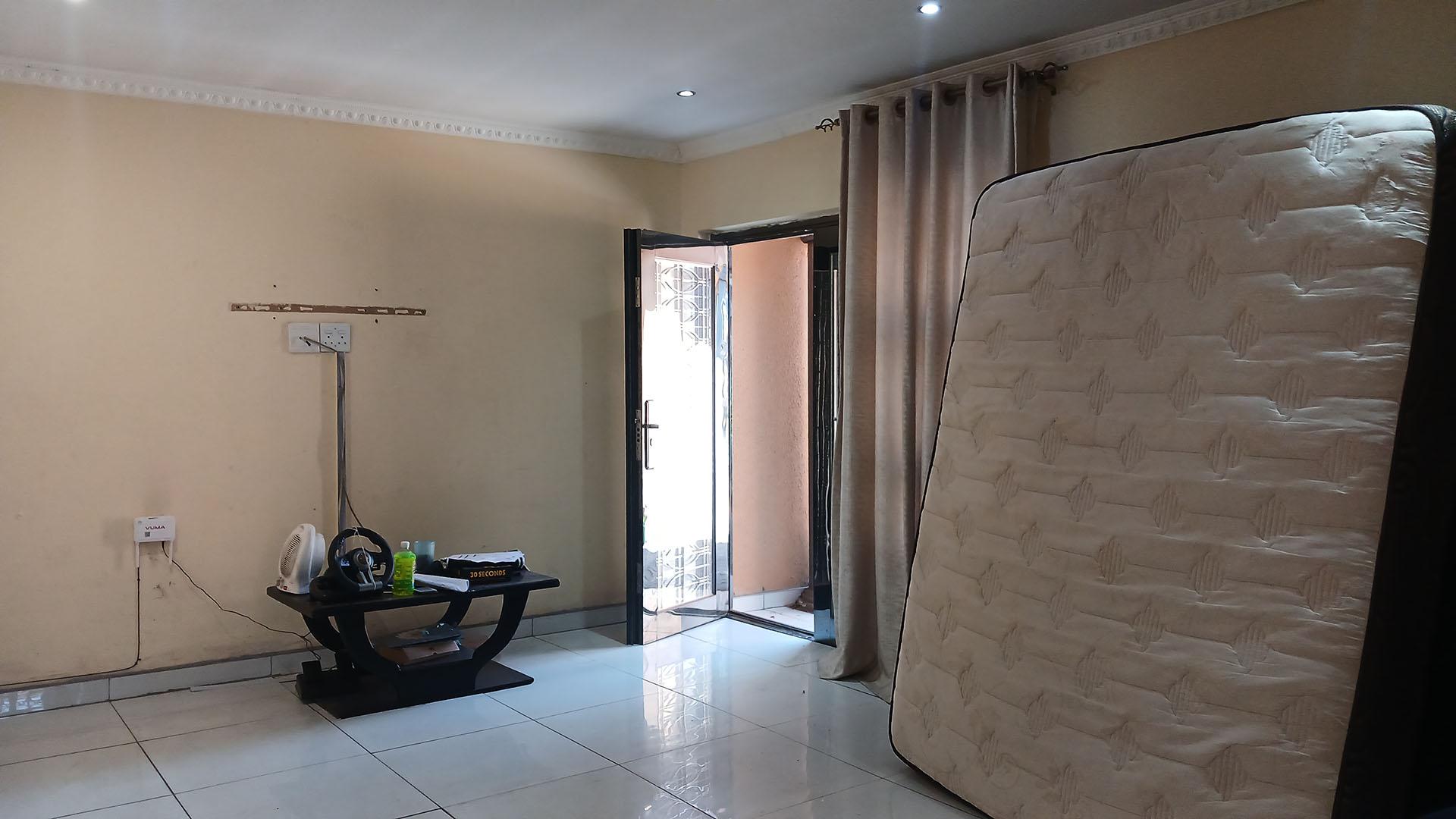 Lounges - 18 square meters of property in Protea Glen