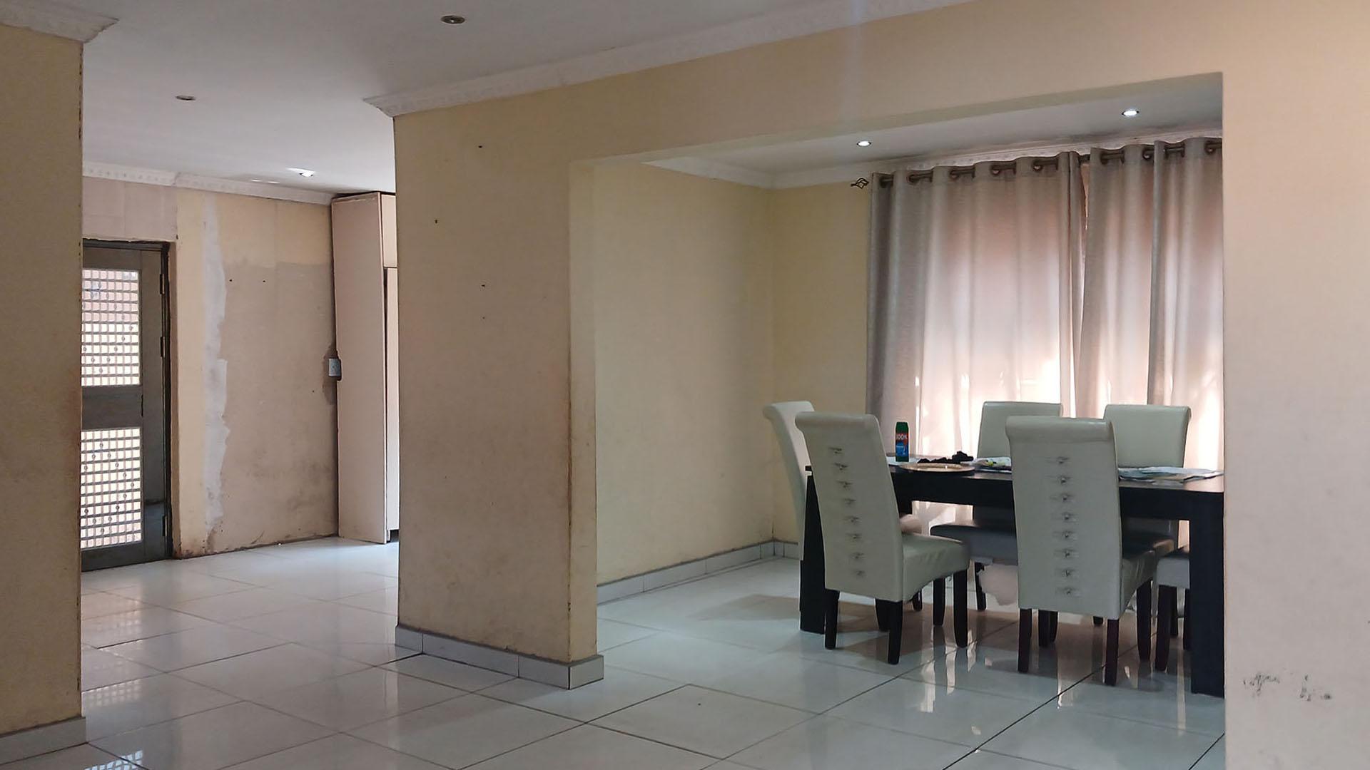 Lounges - 18 square meters of property in Protea Glen