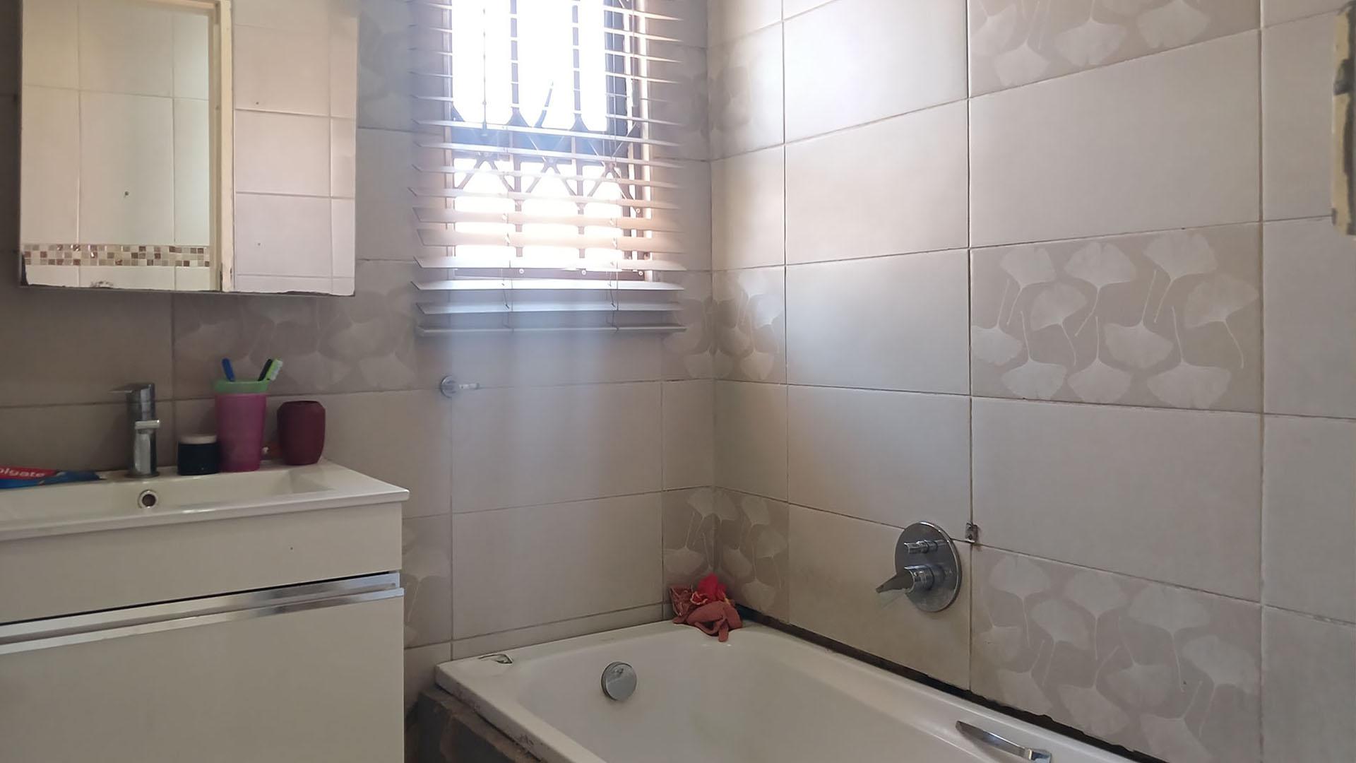 Bathroom 1 - 3 square meters of property in Protea Glen