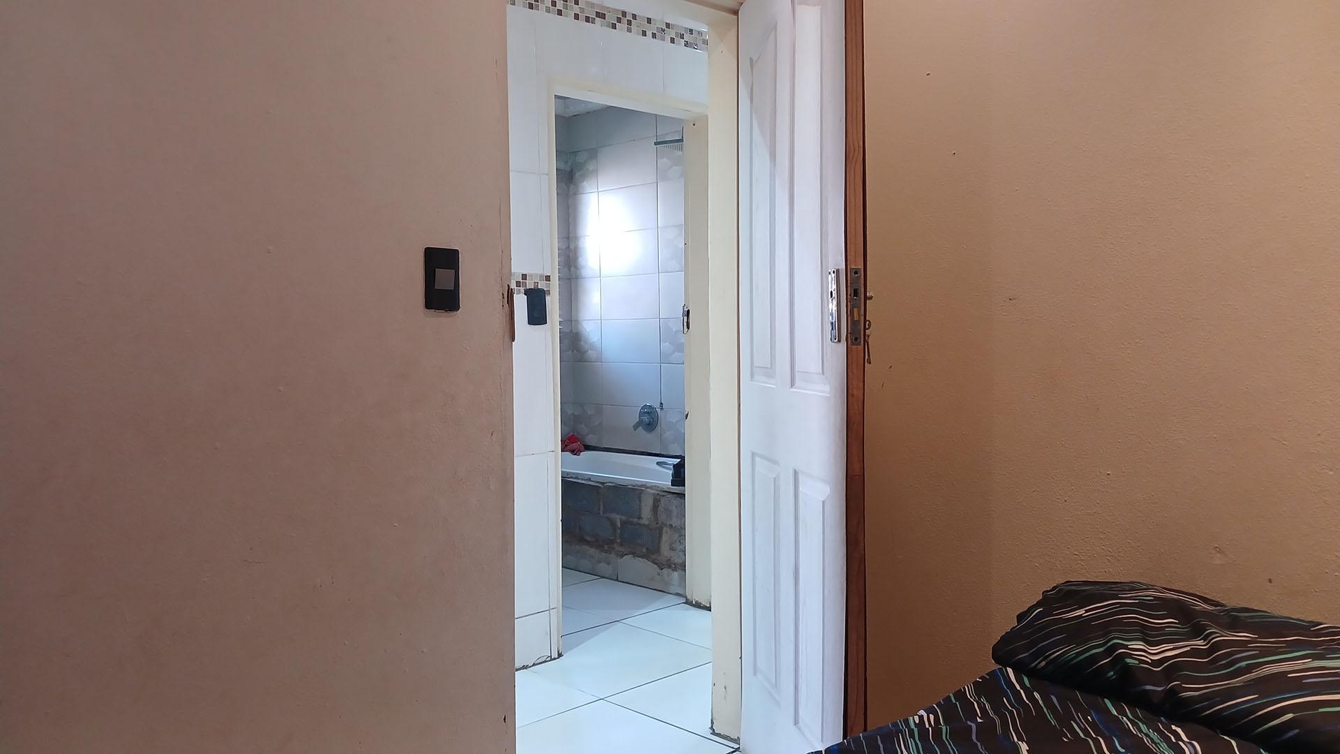 Bed Room 1 - 11 square meters of property in Protea Glen