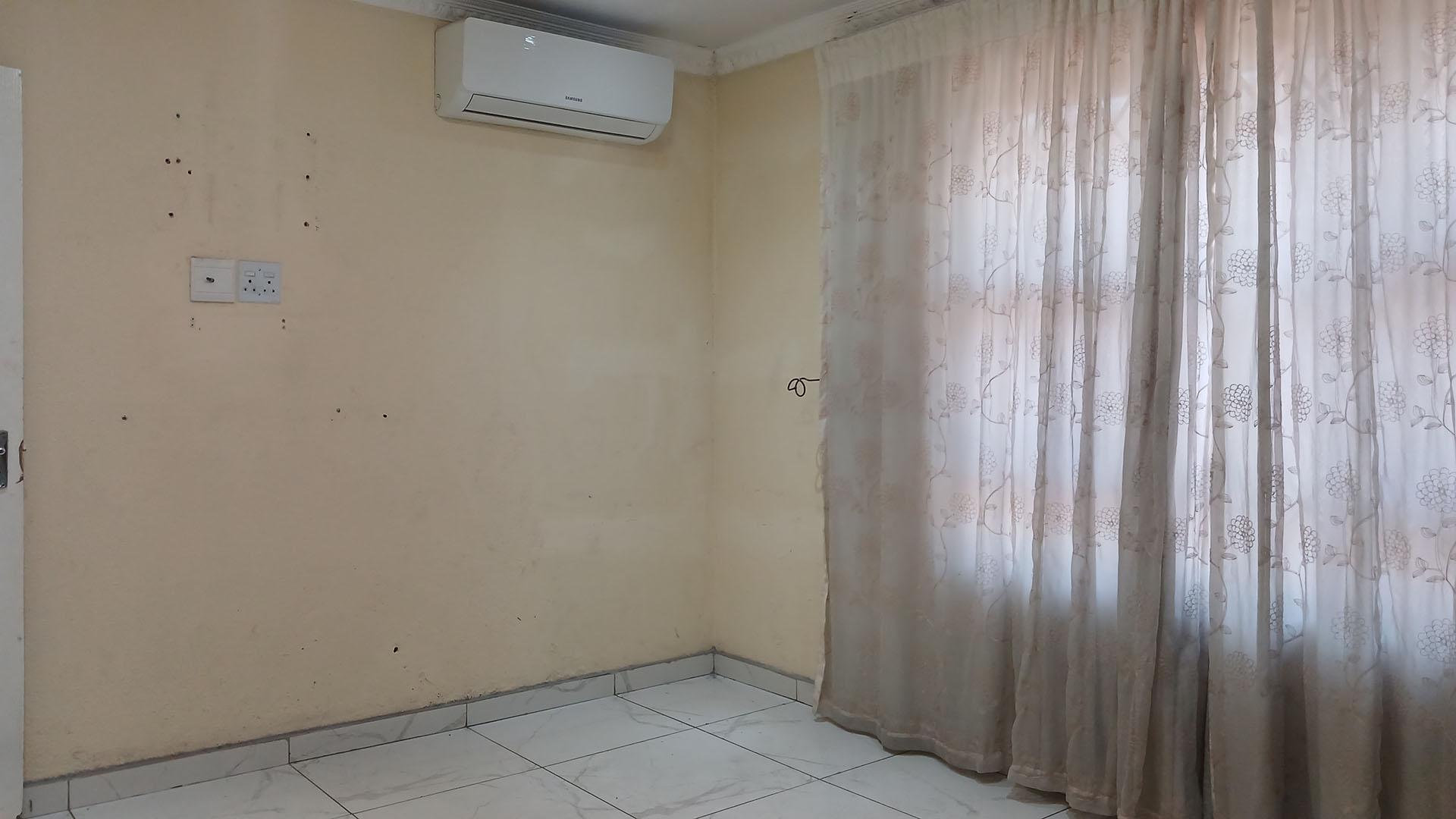 Main Bedroom - 21 square meters of property in Protea Glen