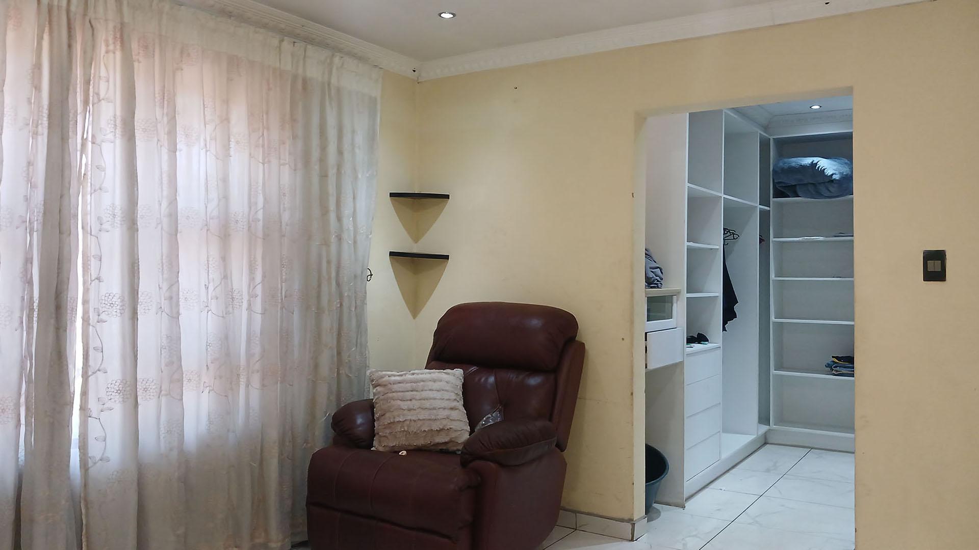 Main Bedroom - 21 square meters of property in Protea Glen