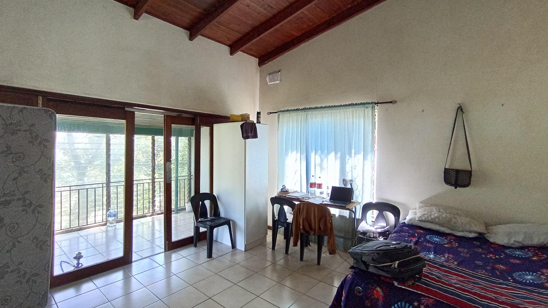 Lounges - 22 square meters of property in Cato Manor 