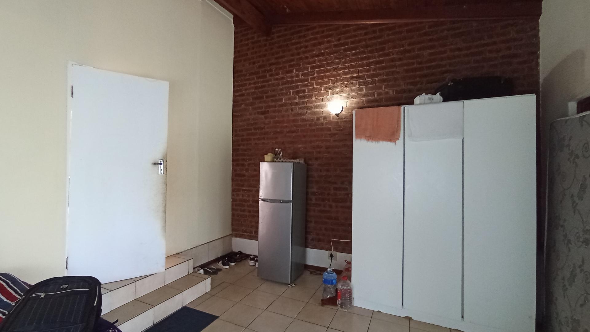 Lounges - 22 square meters of property in Cato Manor 