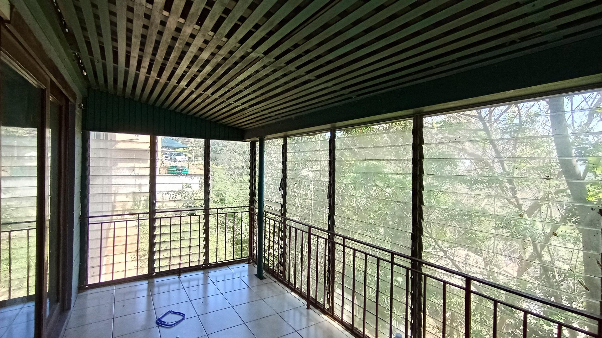 Balcony - 9 square meters of property in Cato Manor 