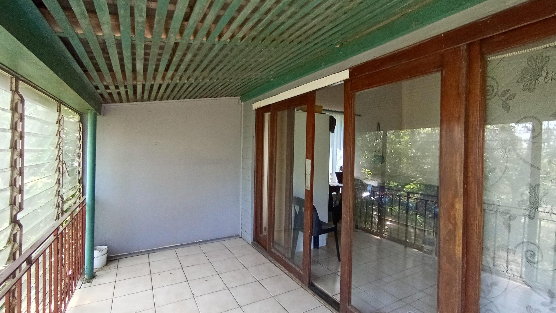Balcony - 9 square meters of property in Cato Manor 