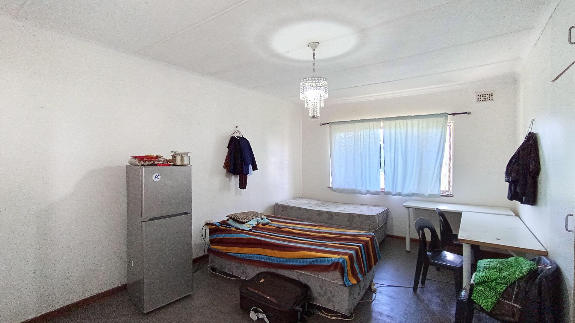 Bed Room 1 - 24 square meters of property in Cato Manor 