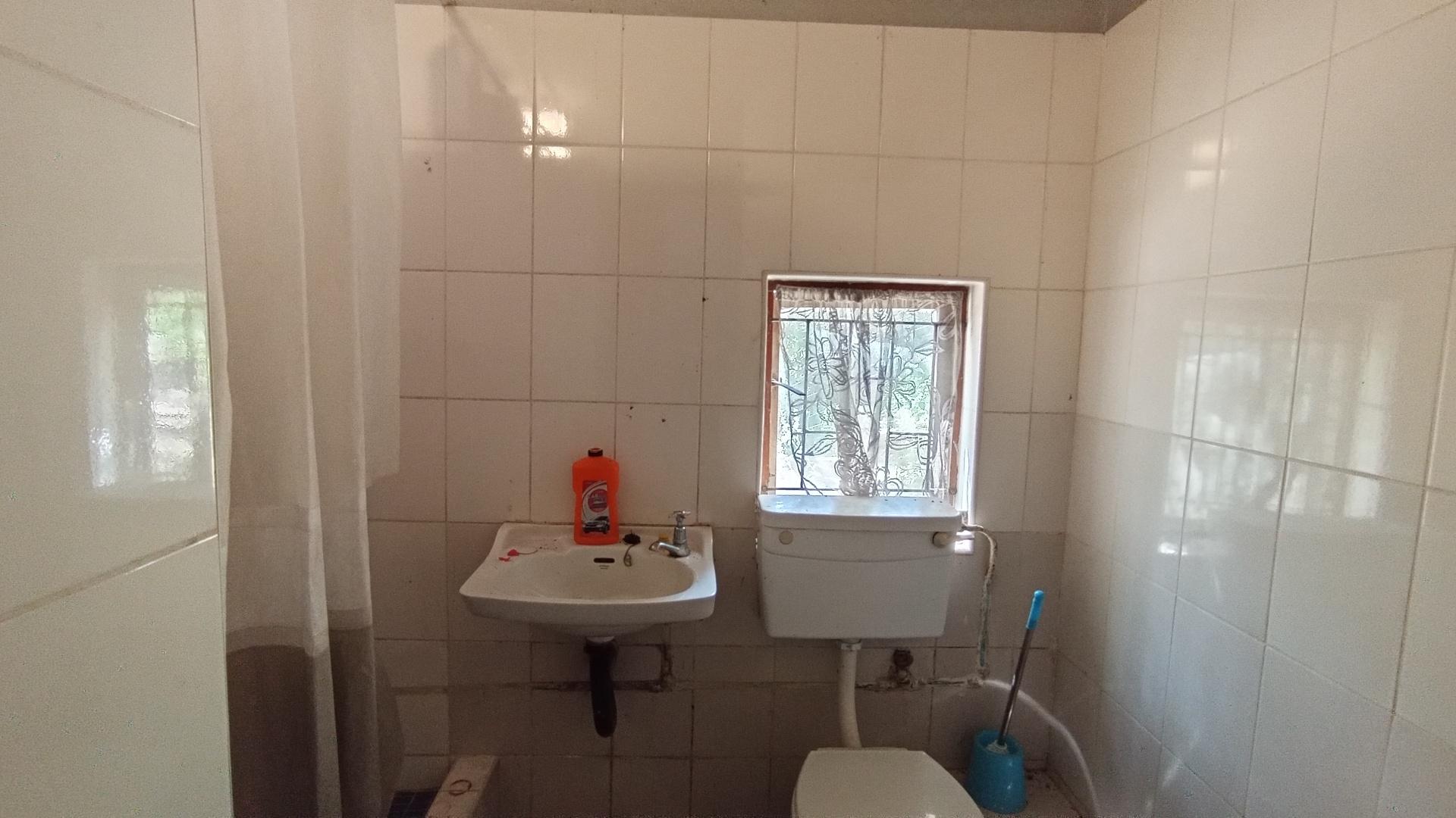 Bathroom 3+ - 4 square meters of property in Cato Manor 
