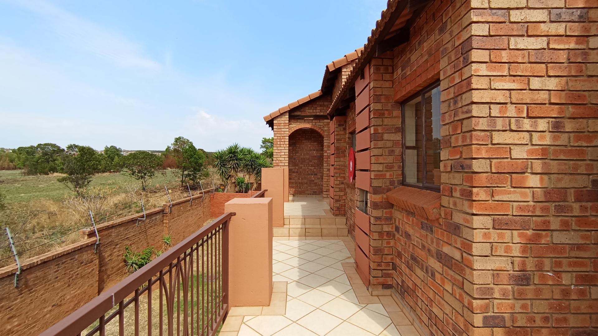 Front View of property in Mooikloof Ridge