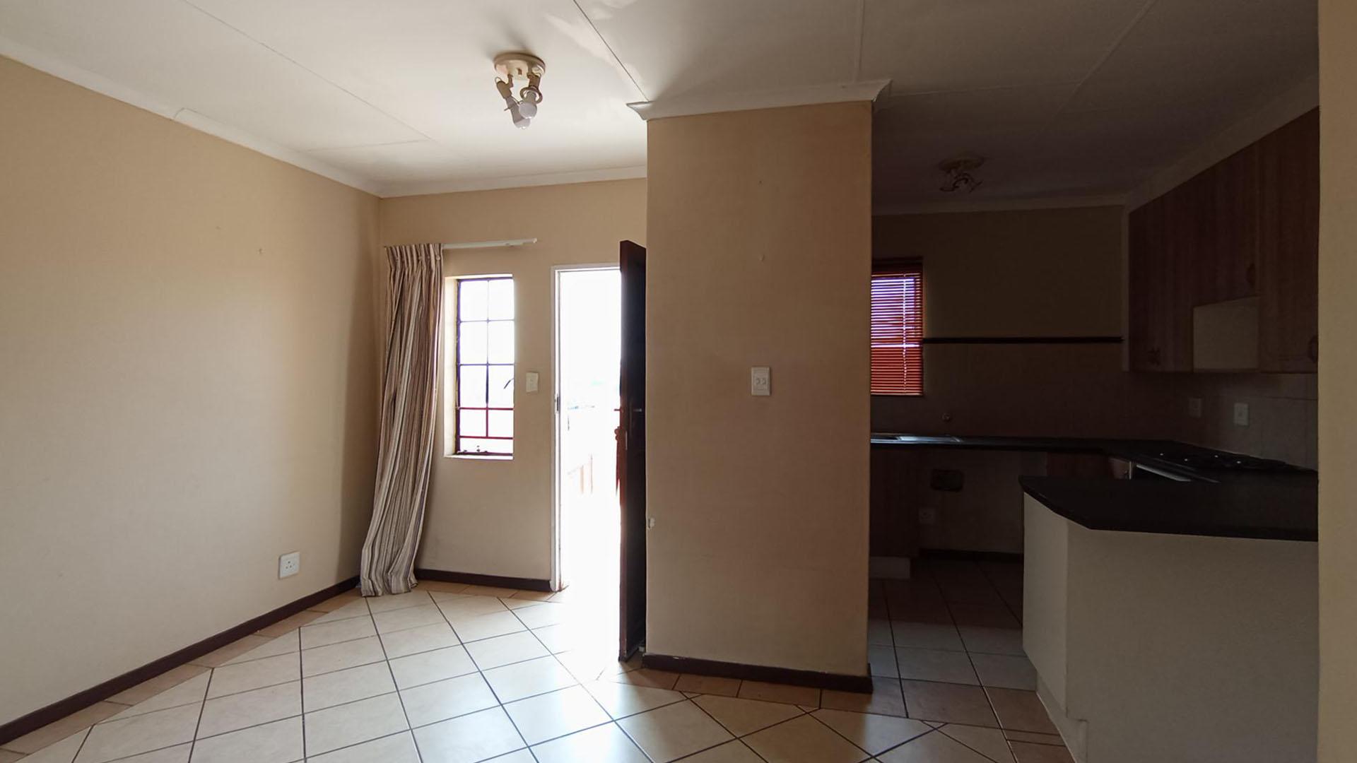 Lounges - 17 square meters of property in Mooikloof Ridge