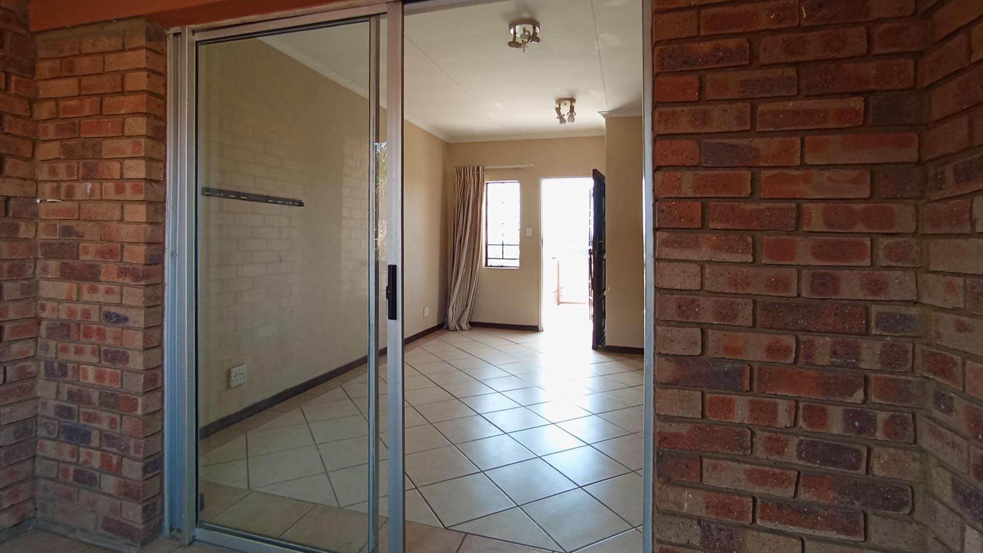 Balcony - 6 square meters of property in Mooikloof Ridge