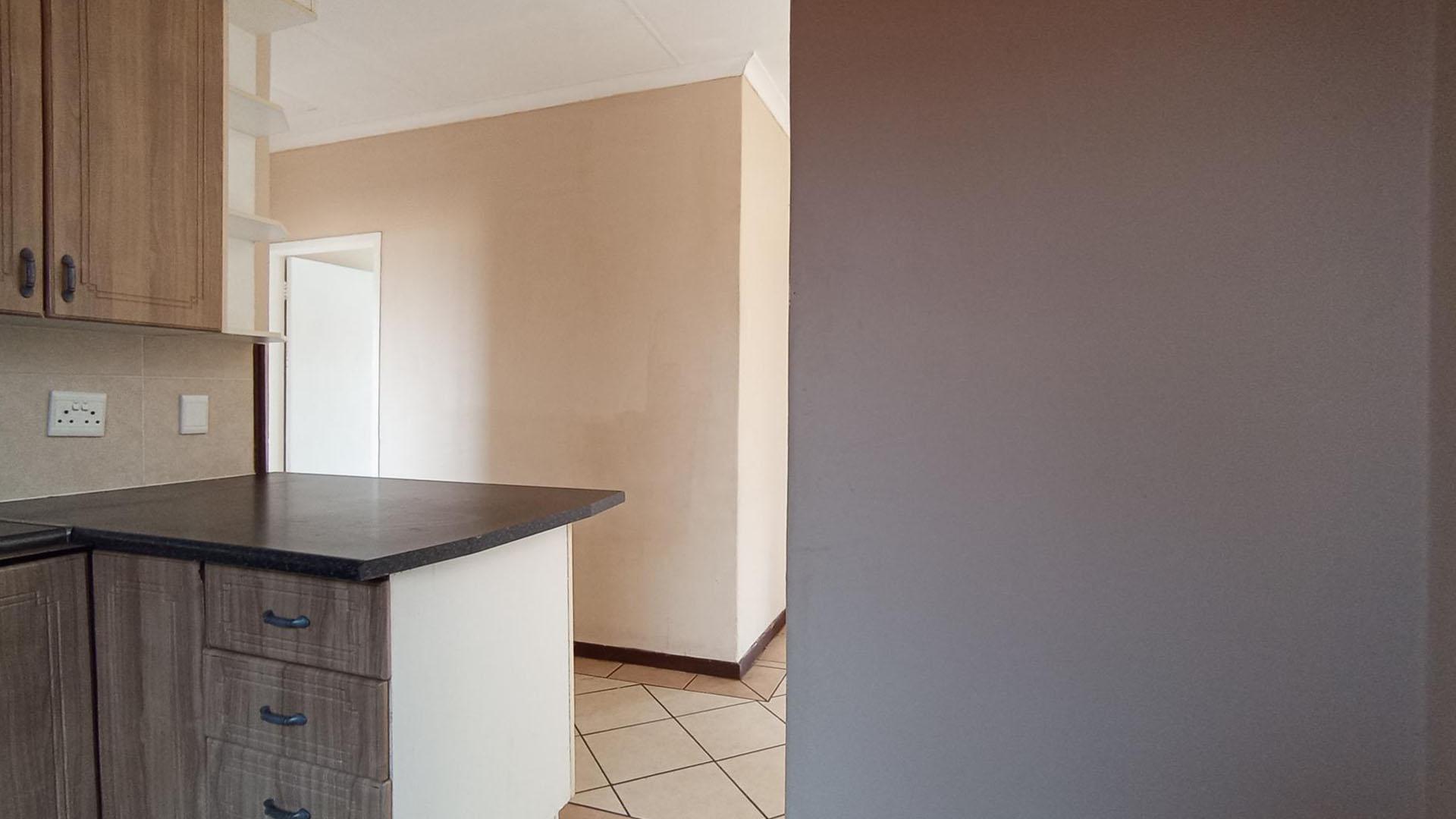 Kitchen - 8 square meters of property in Mooikloof Ridge
