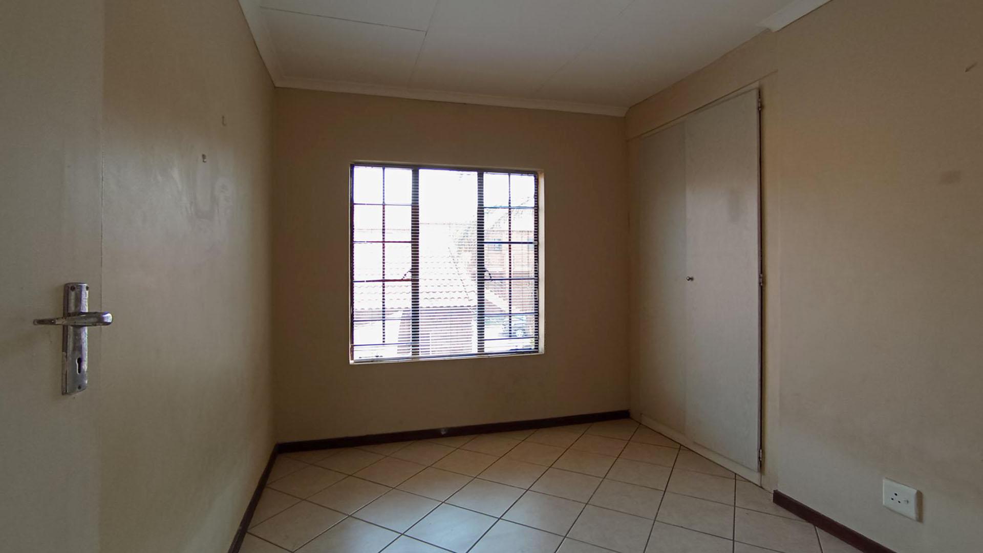 Bed Room 2 - 11 square meters of property in Mooikloof Ridge