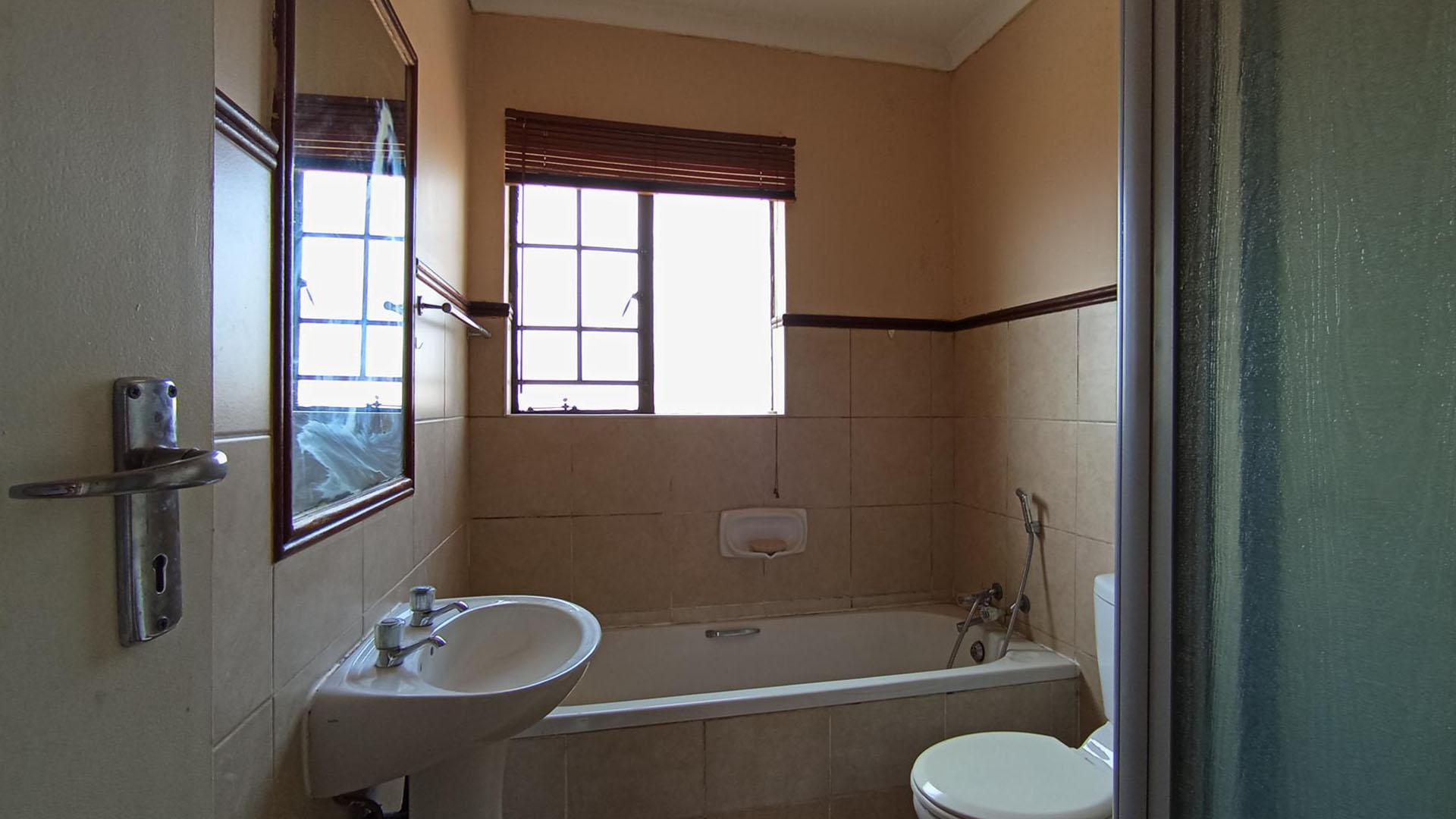 Bathroom 1 - 6 square meters of property in Mooikloof Ridge