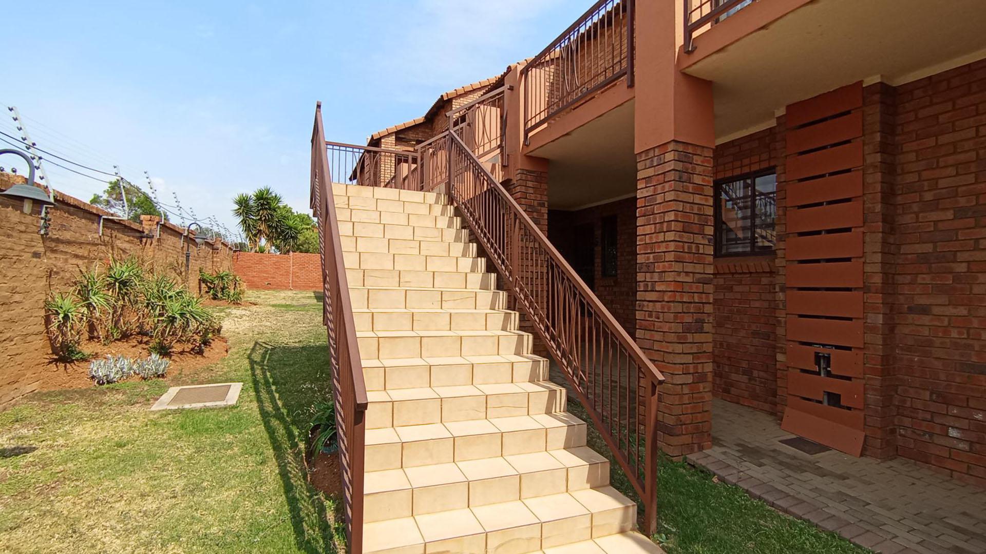 Front View of property in Mooikloof Ridge