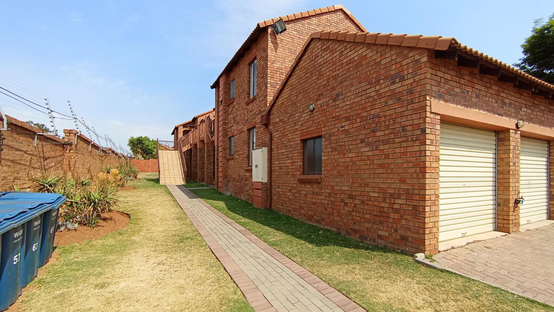 Front View of property in Mooikloof Ridge