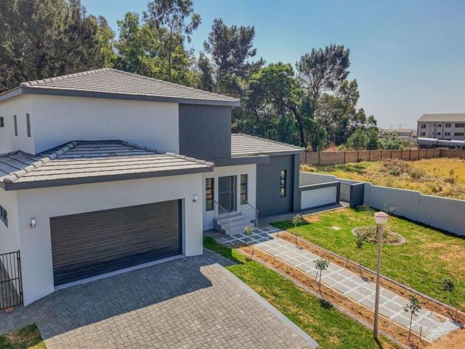 4 Bedroom House for Sale For Sale in Blue Hills - MR694384