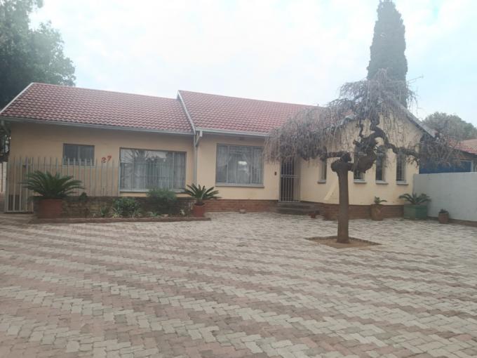 4 Bedroom House for Sale For Sale in Brackendowns - MR694435