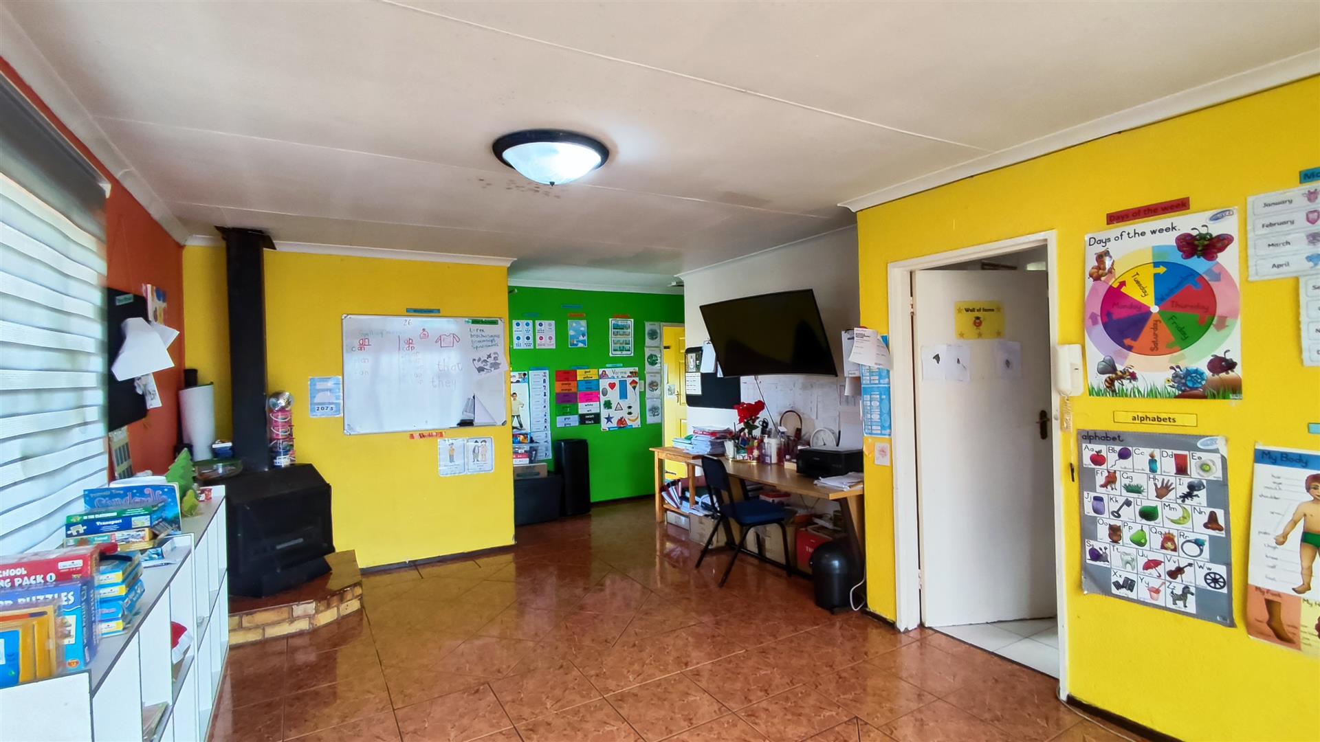 Lounges - 26 square meters of property in Daveyton