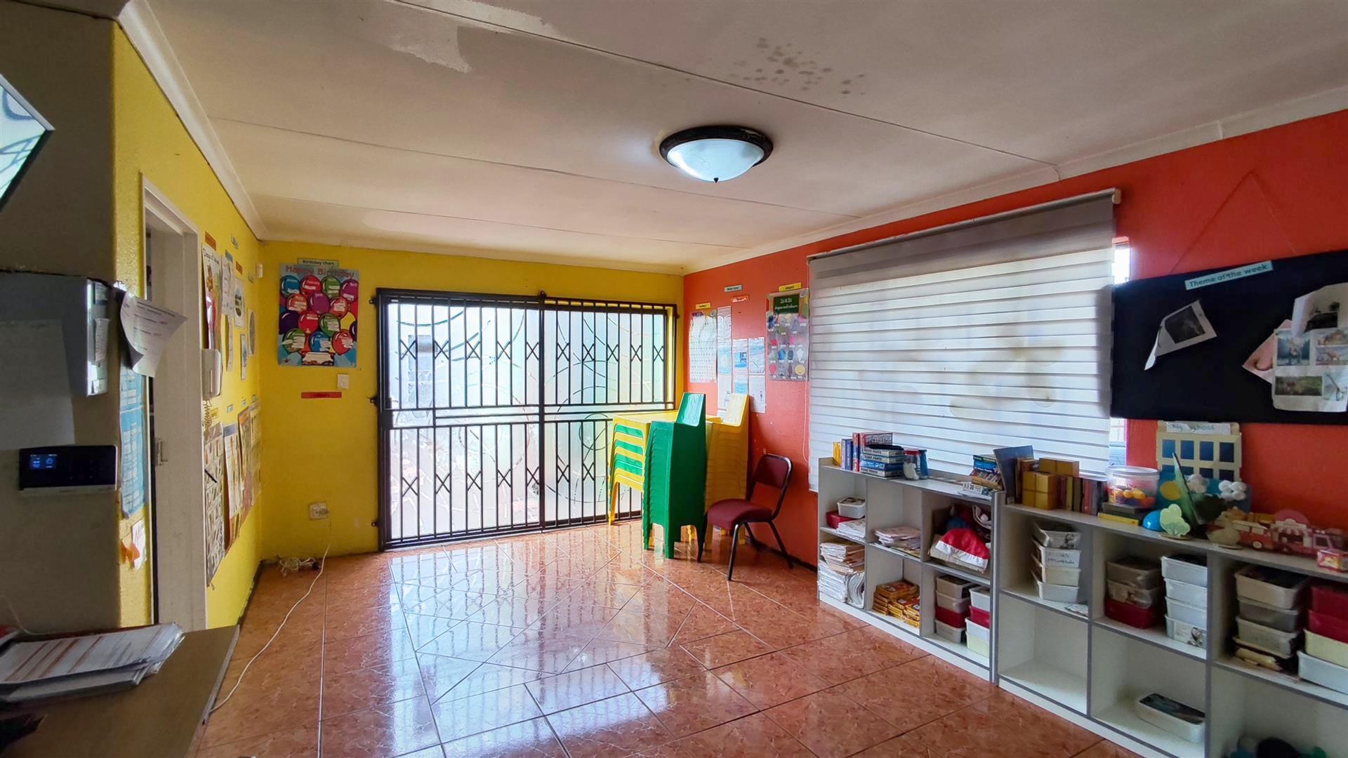 Lounges - 26 square meters of property in Daveyton