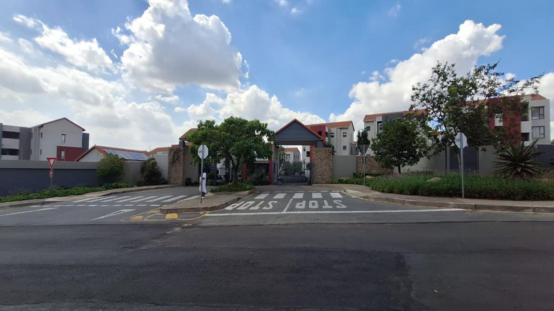 Front View of property in Maroeladal