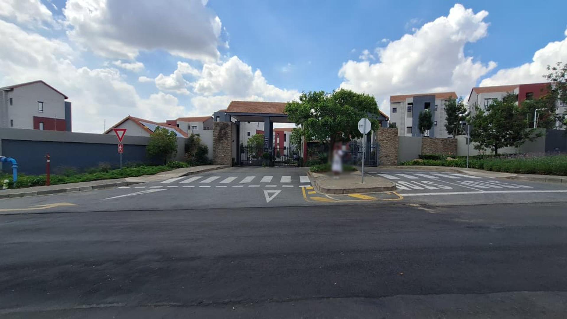 Front View of property in Maroeladal