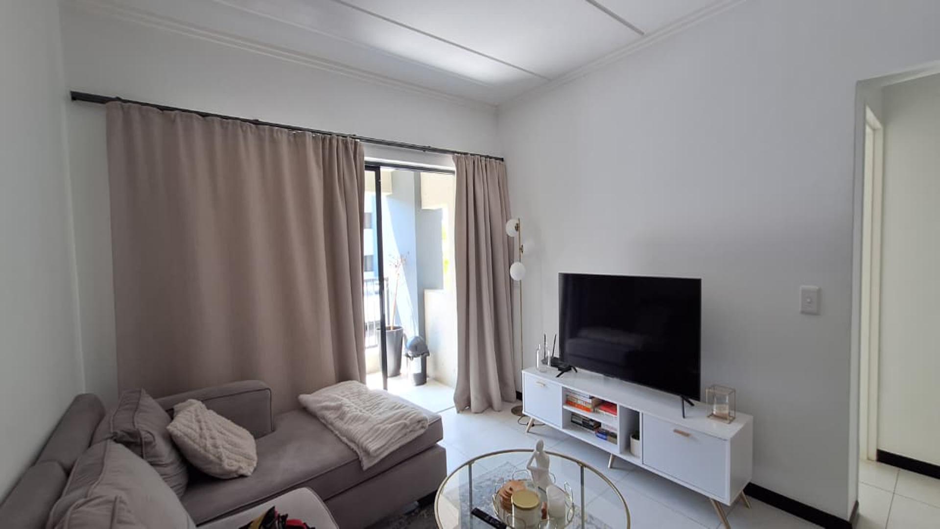 Lounges - 15 square meters of property in Maroeladal