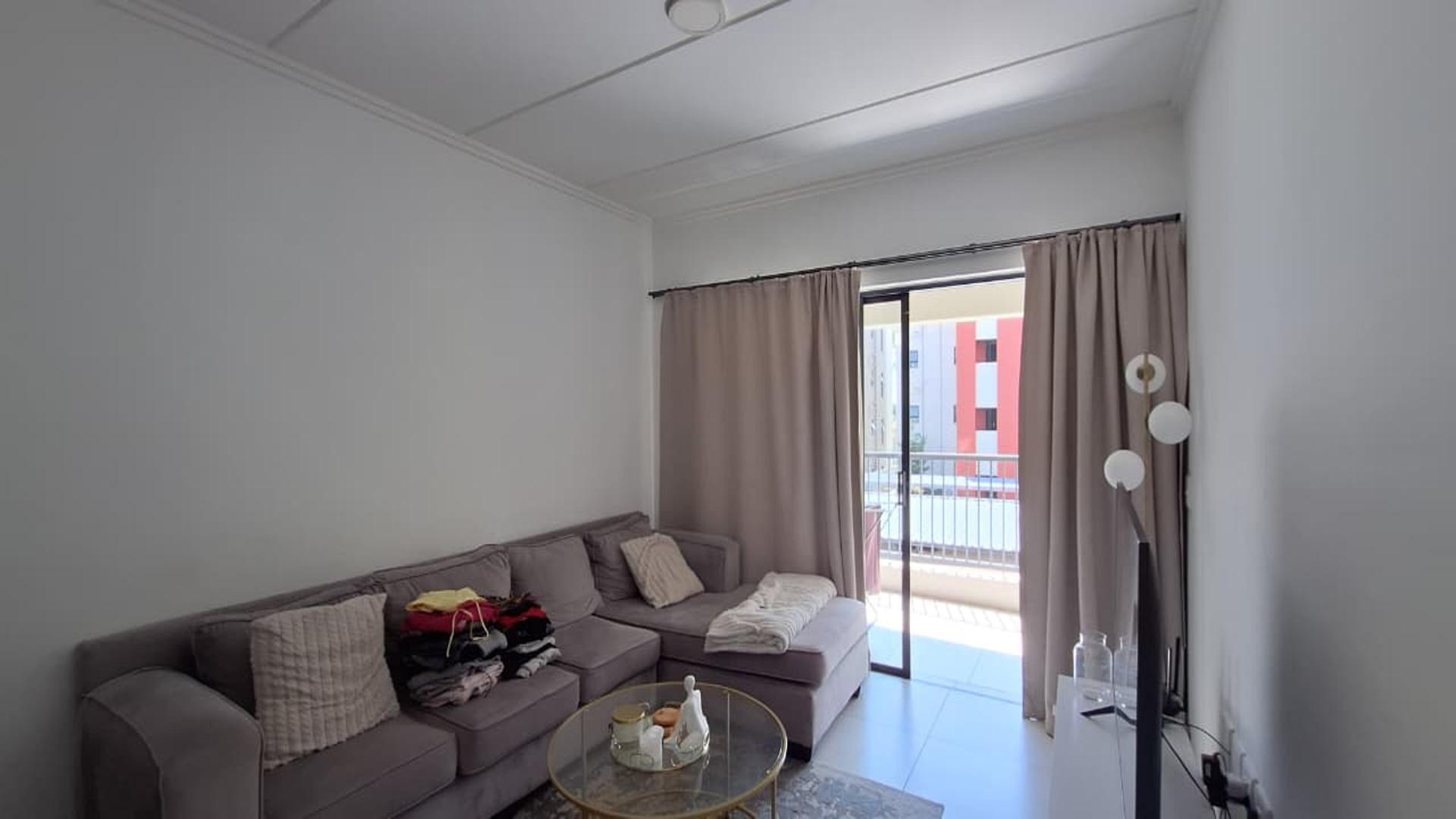 Lounges - 15 square meters of property in Maroeladal