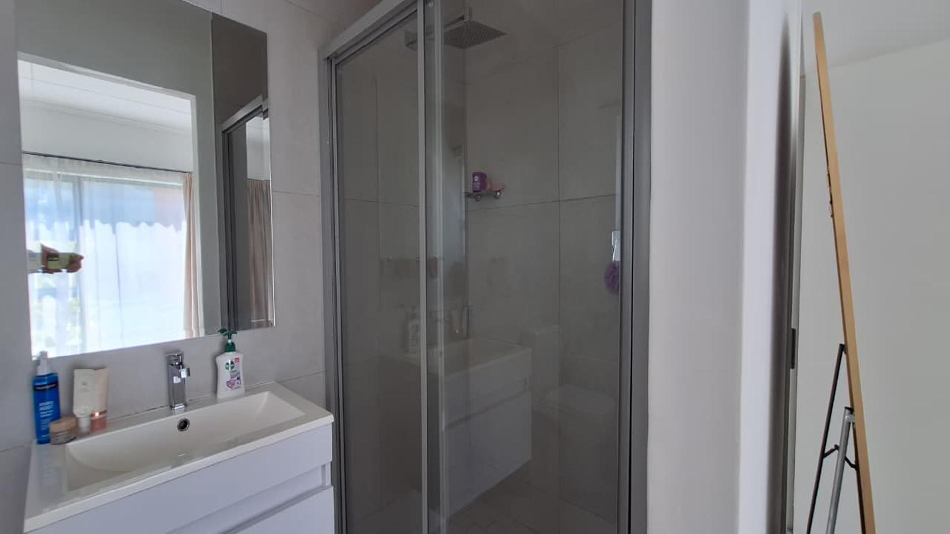 Main Bathroom - 5 square meters of property in Maroeladal
