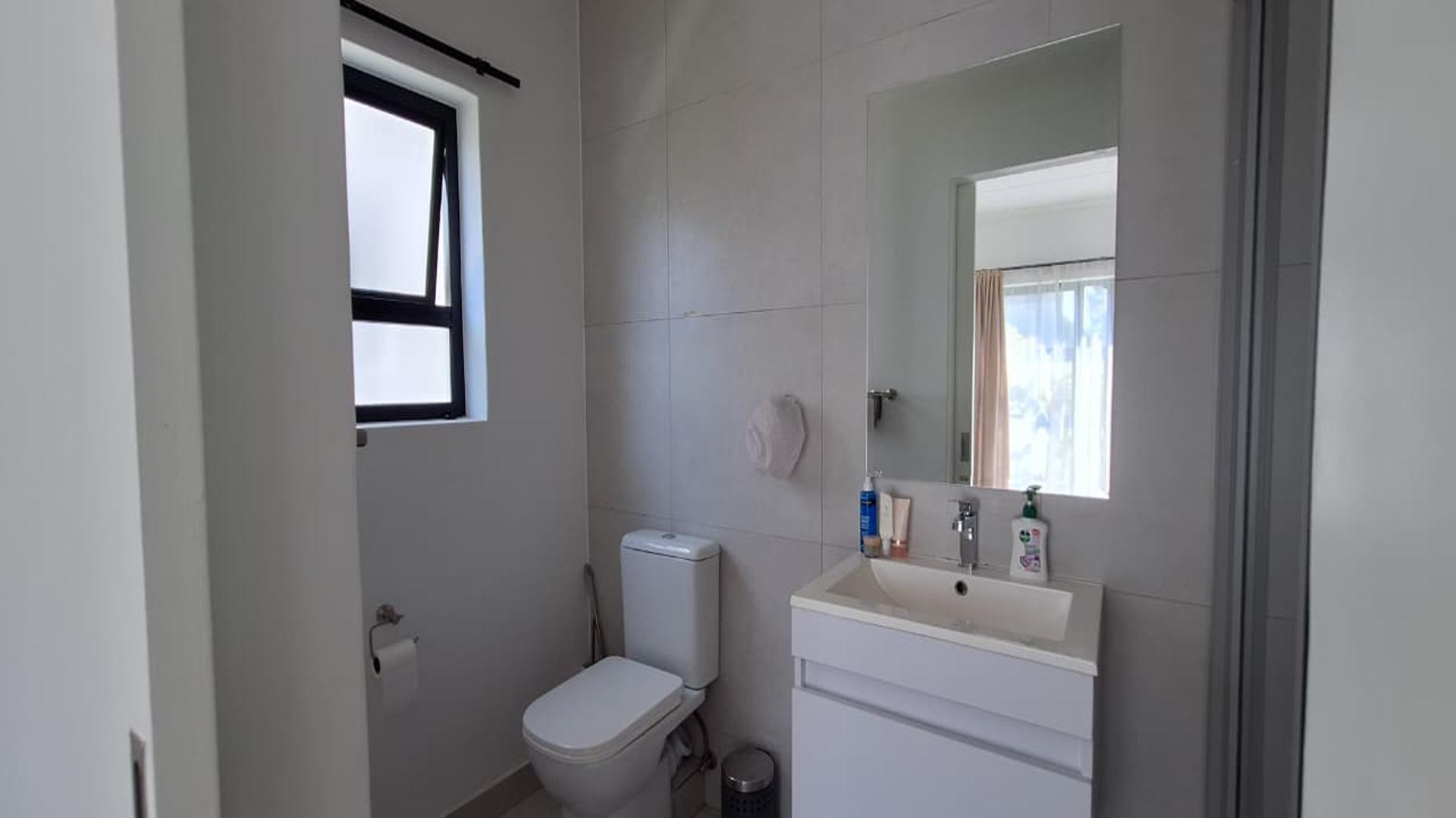 Main Bathroom - 5 square meters of property in Maroeladal