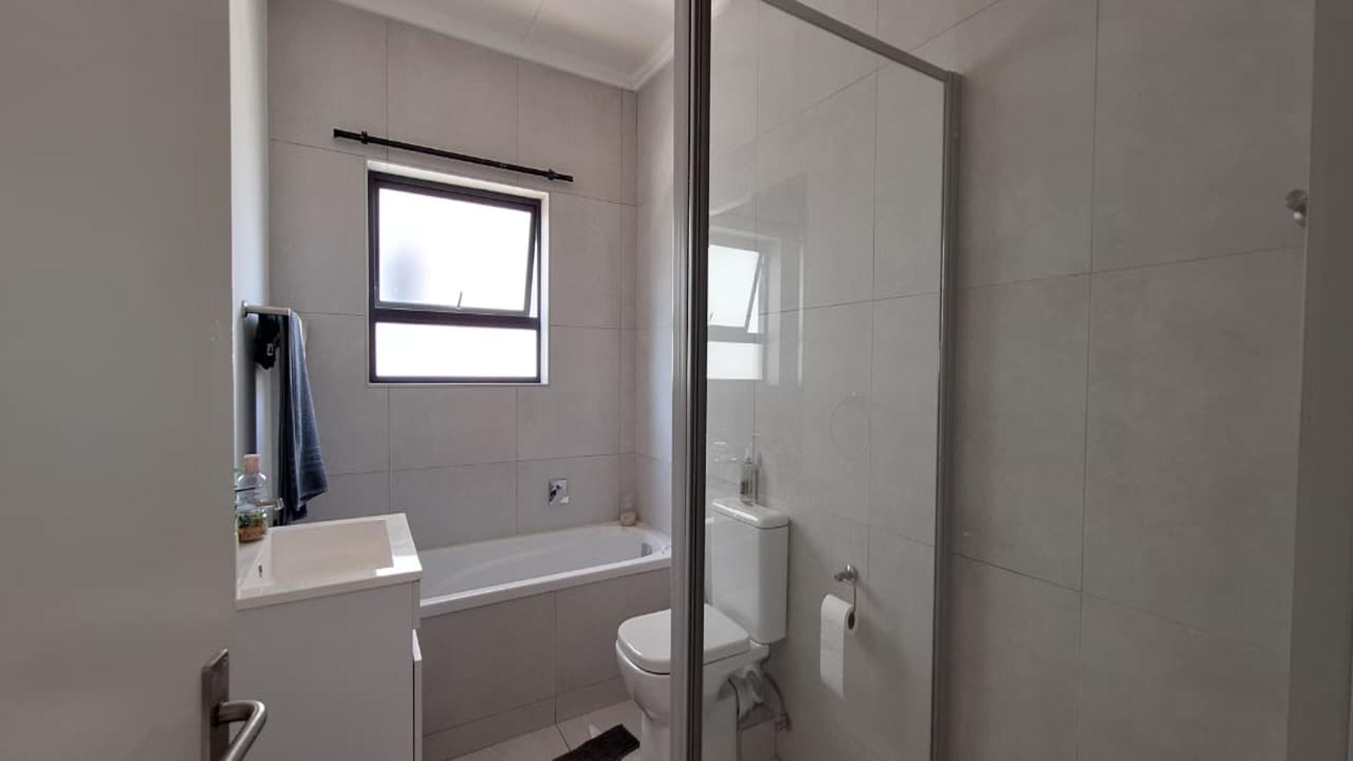 Bathroom 1 - 5 square meters of property in Maroeladal