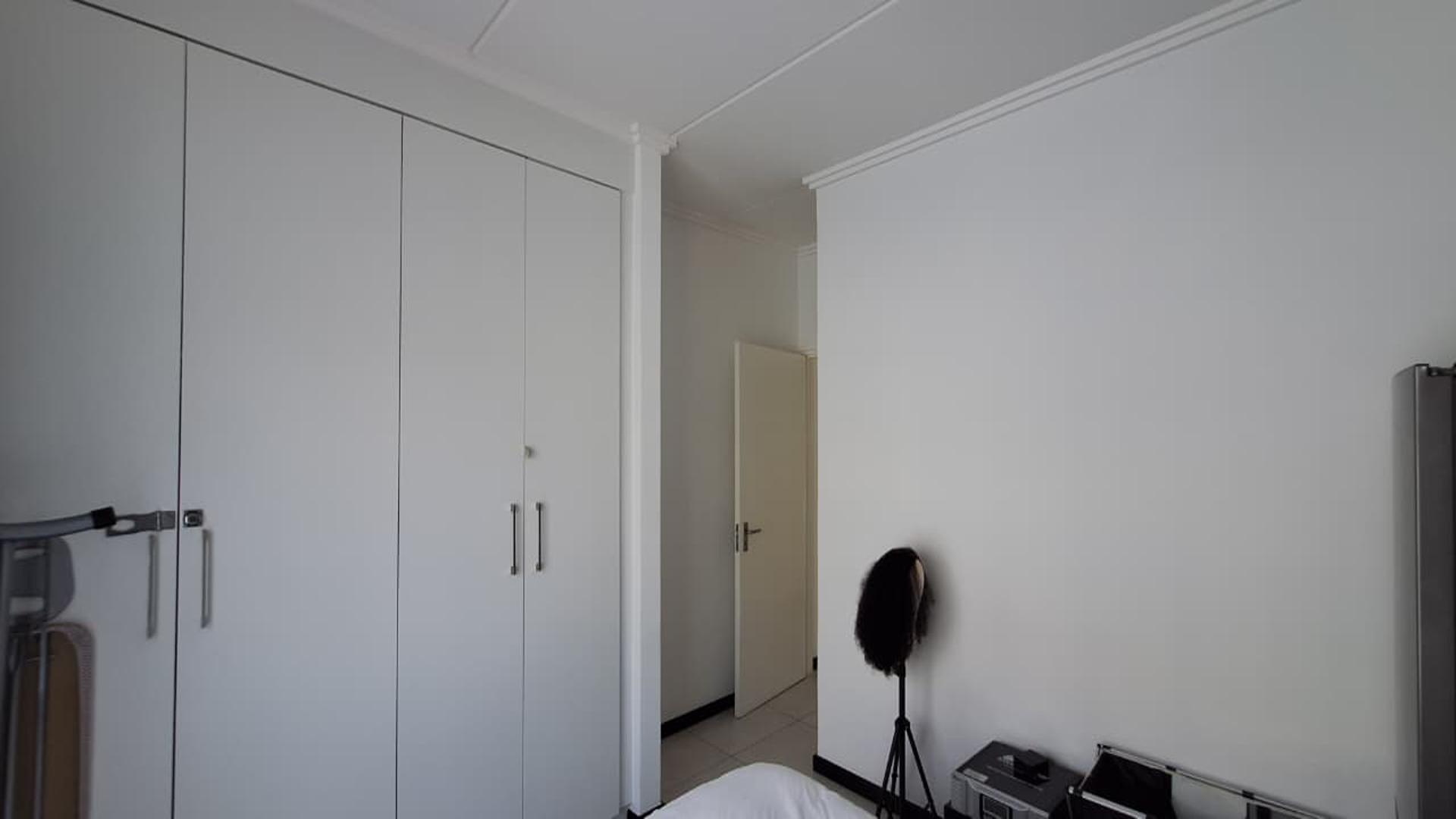 Bed Room 1 - 14 square meters of property in Maroeladal