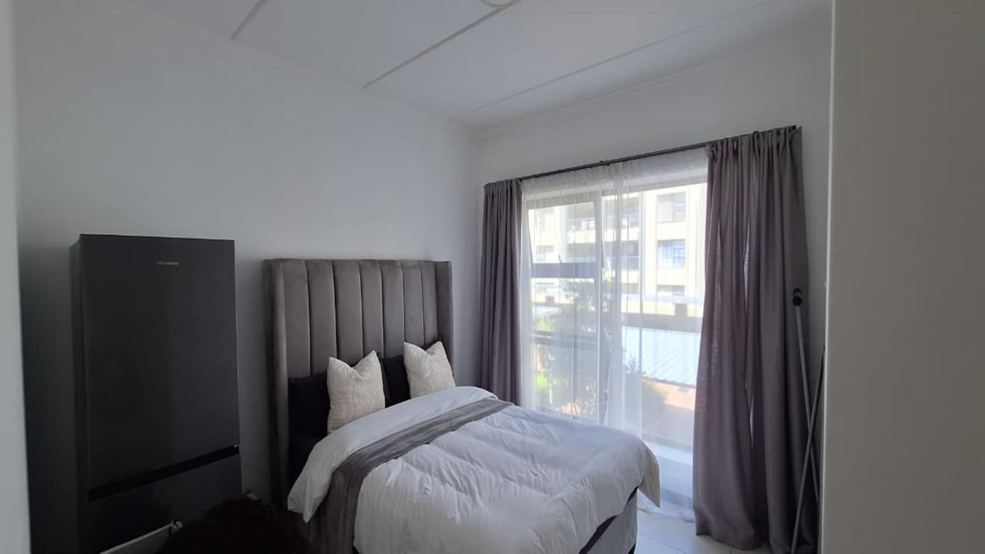 Bed Room 1 - 14 square meters of property in Maroeladal