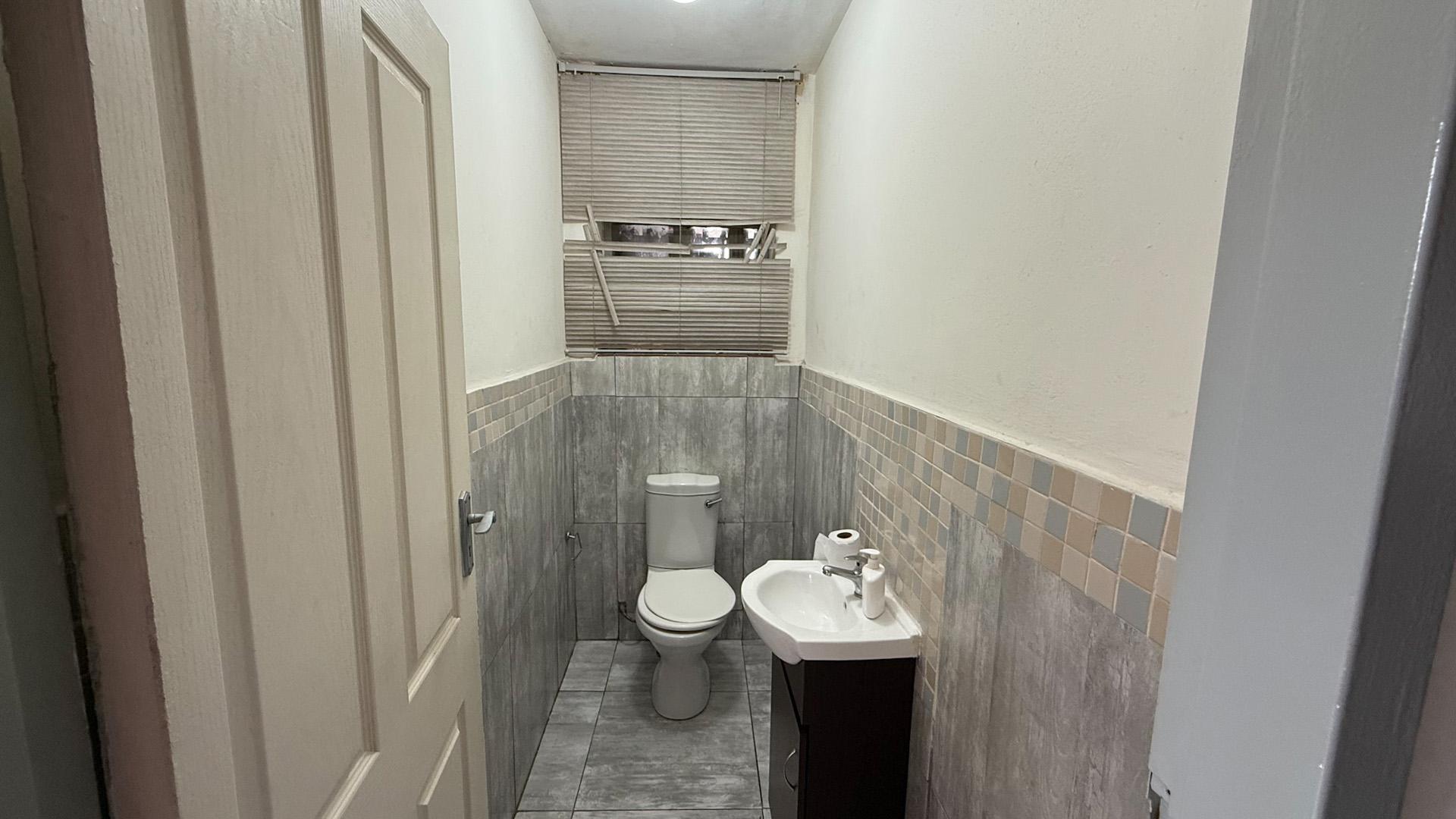 Bathroom 1 of property in Sunnyside