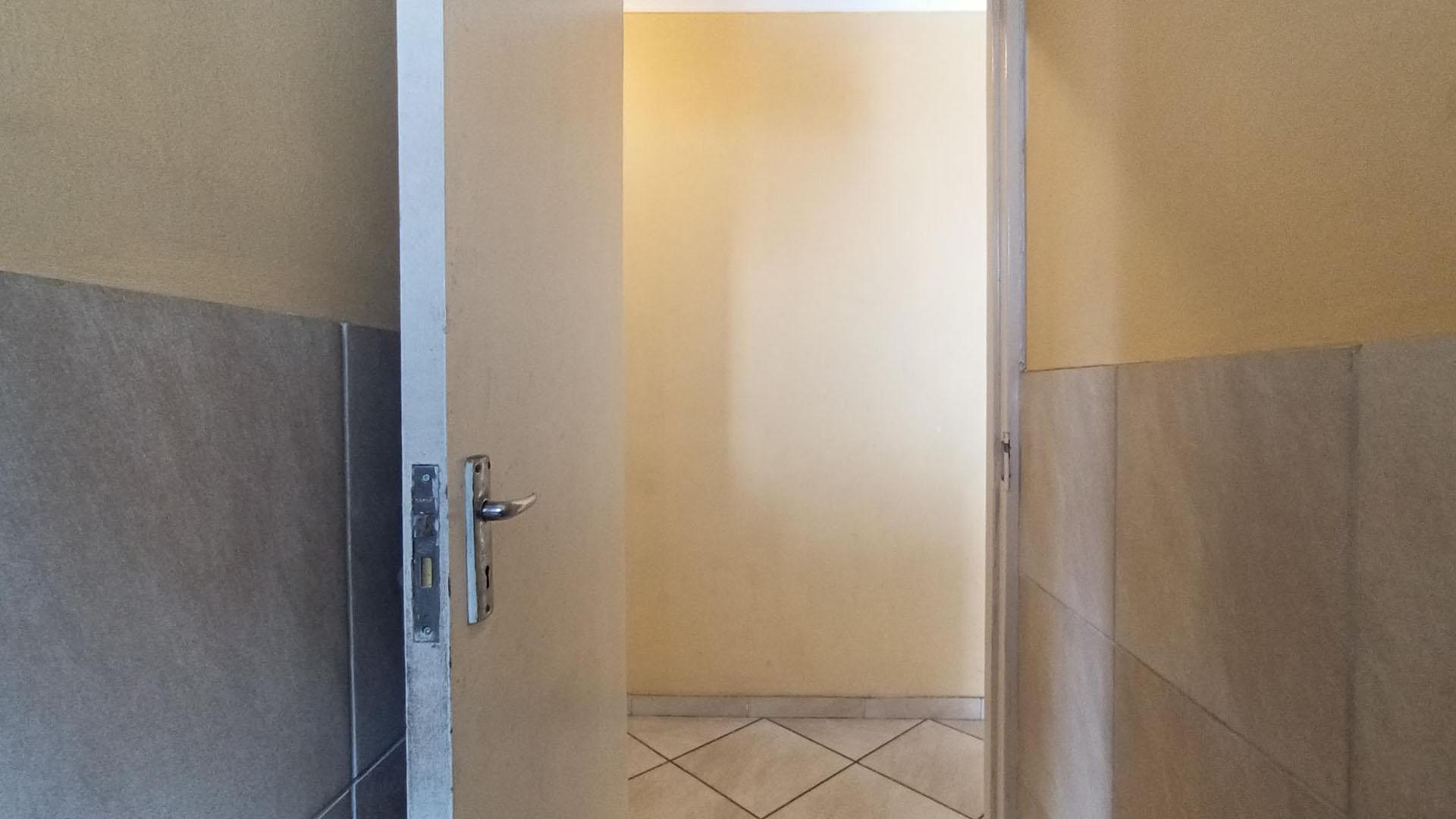 Bathroom 1 - 6 square meters of property in Sagewood