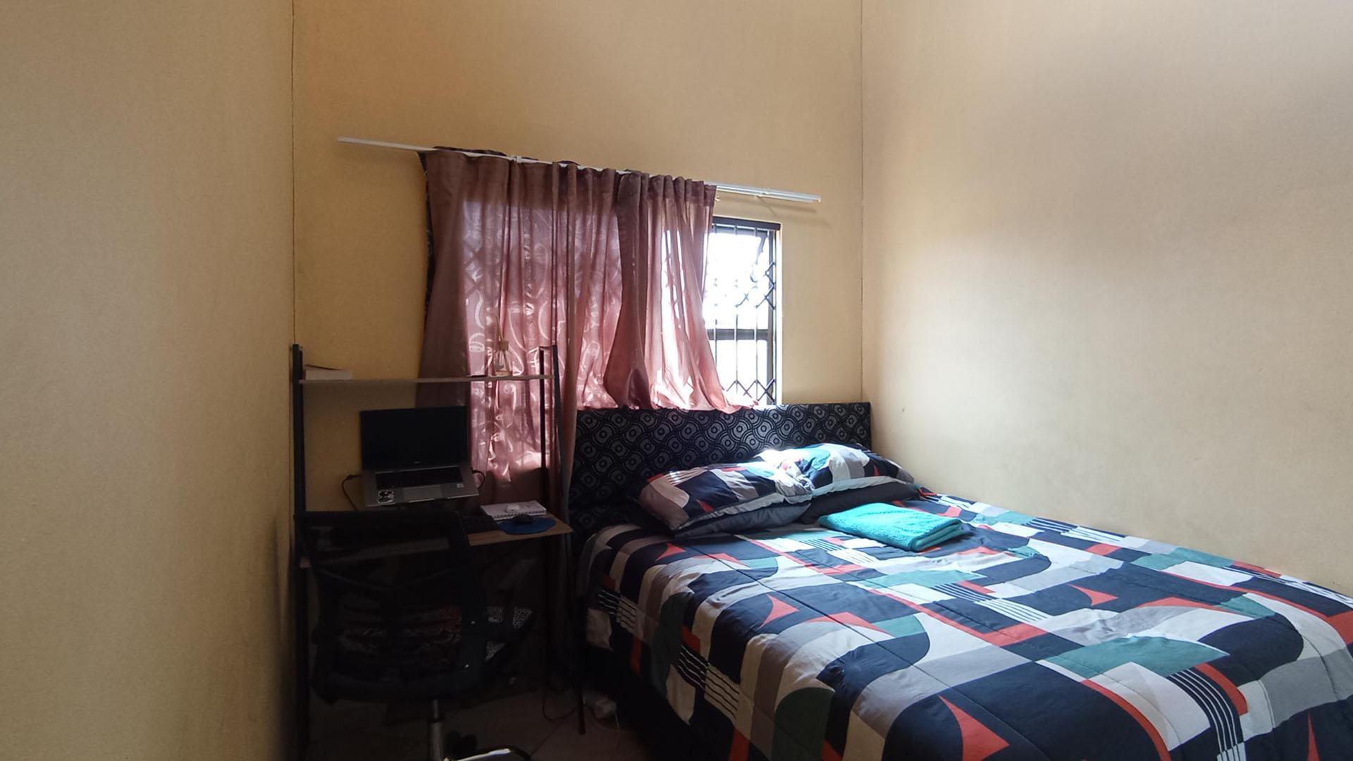 Bed Room 1 - 10 square meters of property in Sagewood