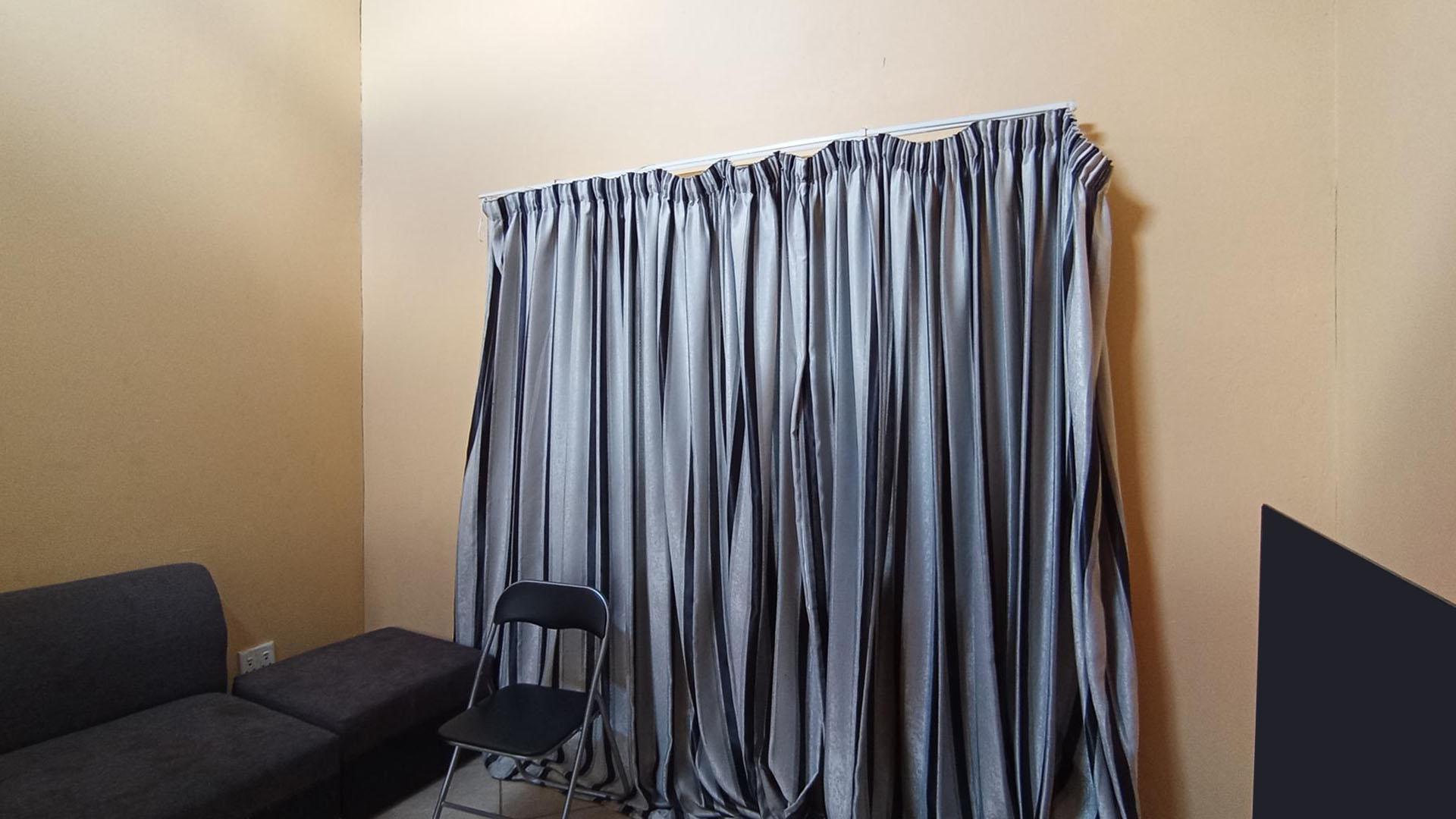 Lounges - 10 square meters of property in Sagewood