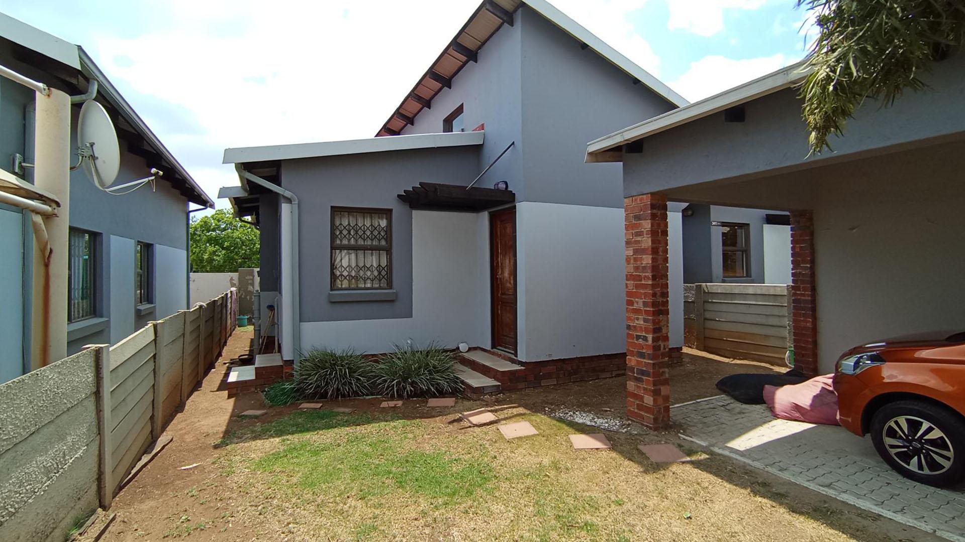 Front View of property in Sagewood