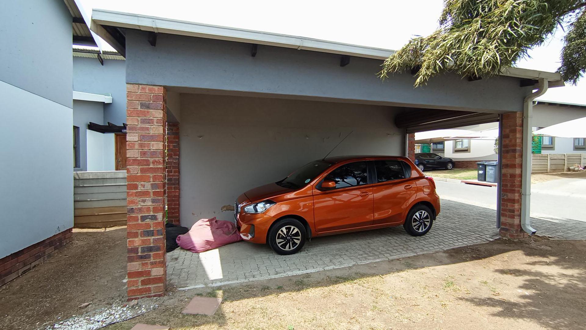 Carport  - 19 square meters of property in Sagewood
