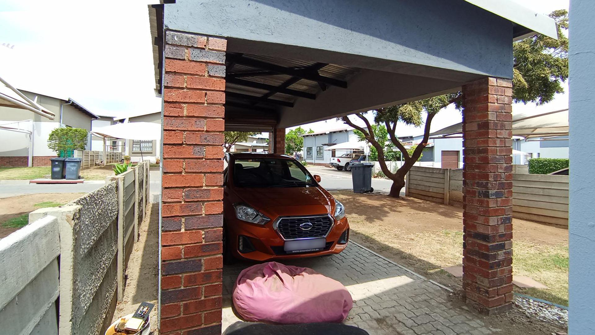 Carport  - 19 square meters of property in Sagewood