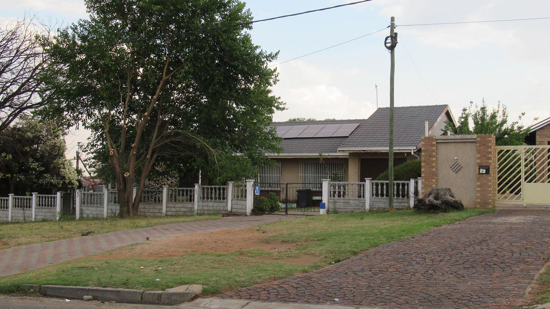 Front View of property in Tulisa Park