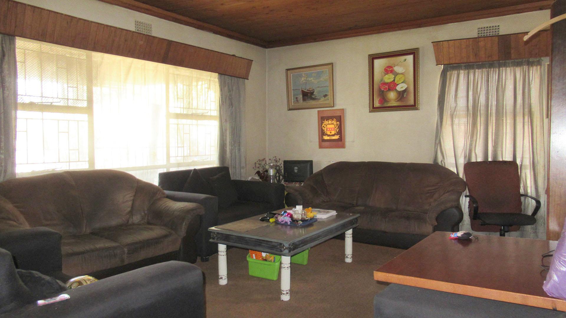 Lounges - 25 square meters of property in Tulisa Park