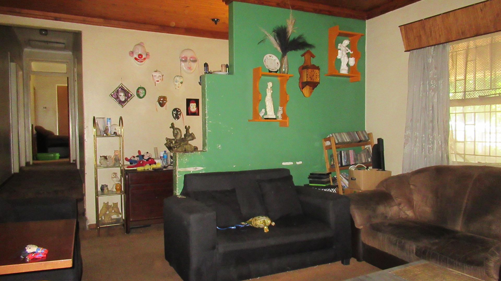 Lounges - 25 square meters of property in Tulisa Park