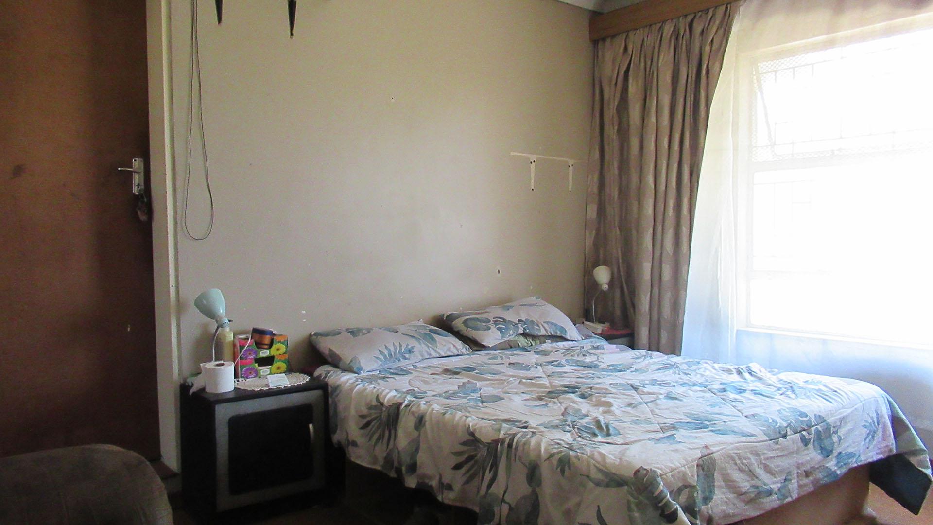 Main Bedroom - 21 square meters of property in Tulisa Park